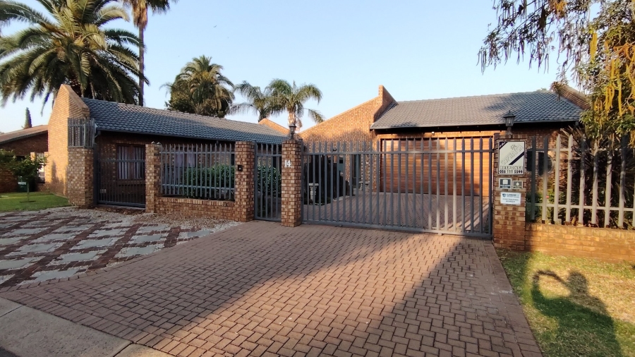 To Let 7 Bedroom Property for Rent in Eldoraigne Gauteng