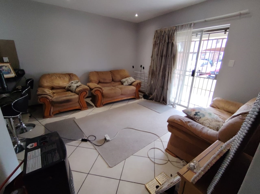  Bedroom Property for Sale in Monavoni Gauteng
