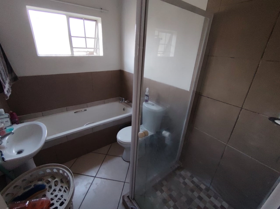  Bedroom Property for Sale in Monavoni Gauteng