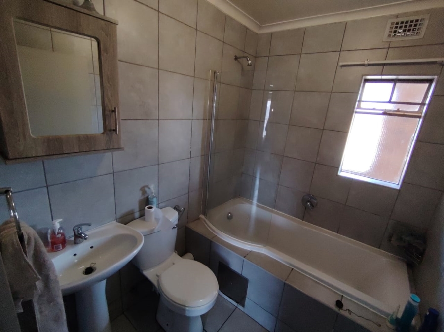 2 Bedroom Property for Sale in Heuweloord Gauteng