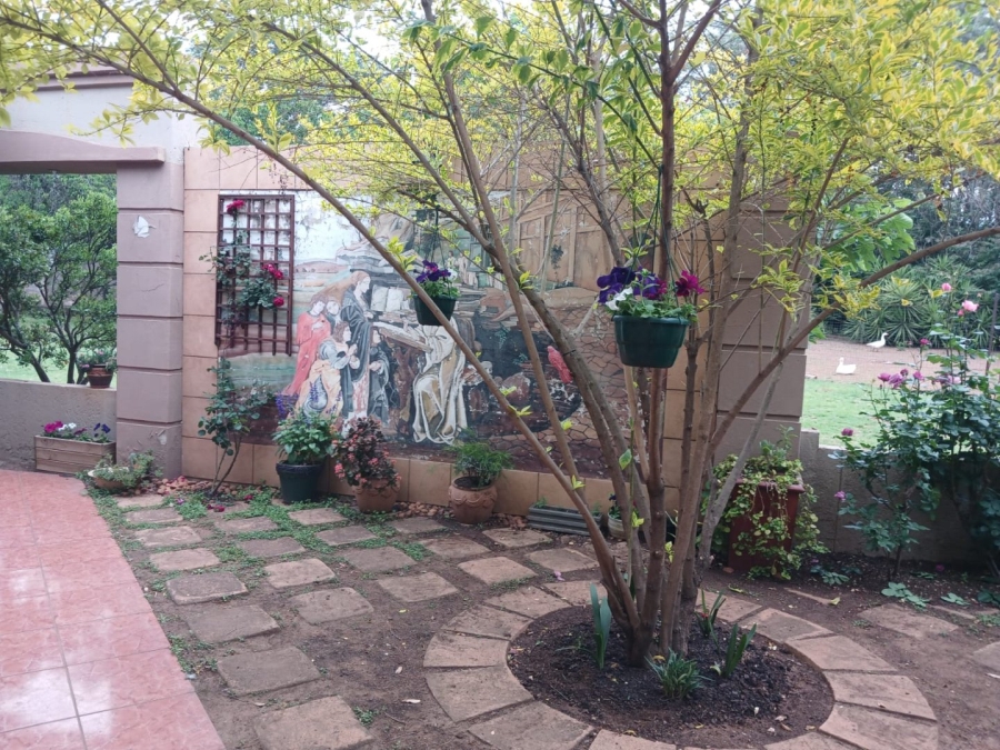 5 Bedroom Property for Sale in Benoni Small Farms Gauteng