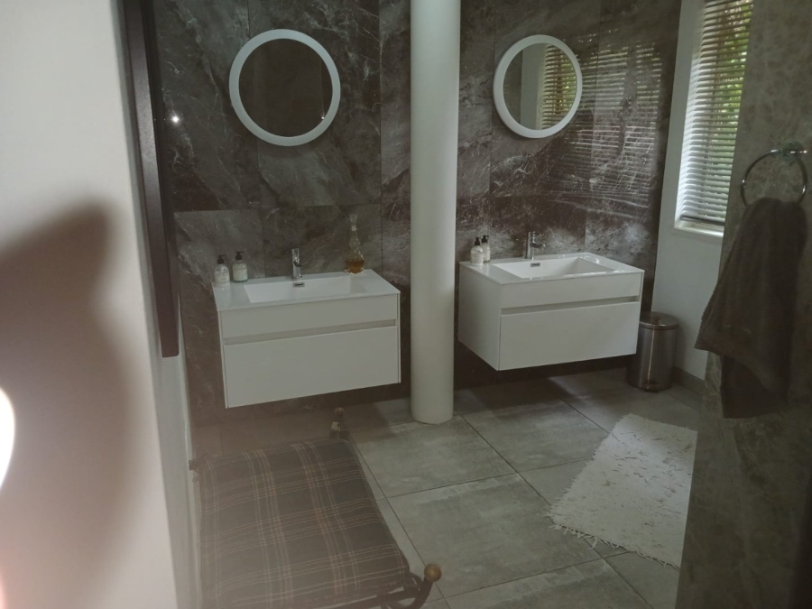 5 Bedroom Property for Sale in Benoni Small Farms Gauteng