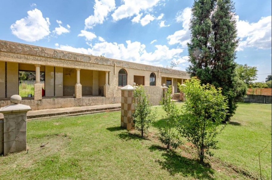 5 Bedroom Property for Sale in Benoni Small Farms Gauteng
