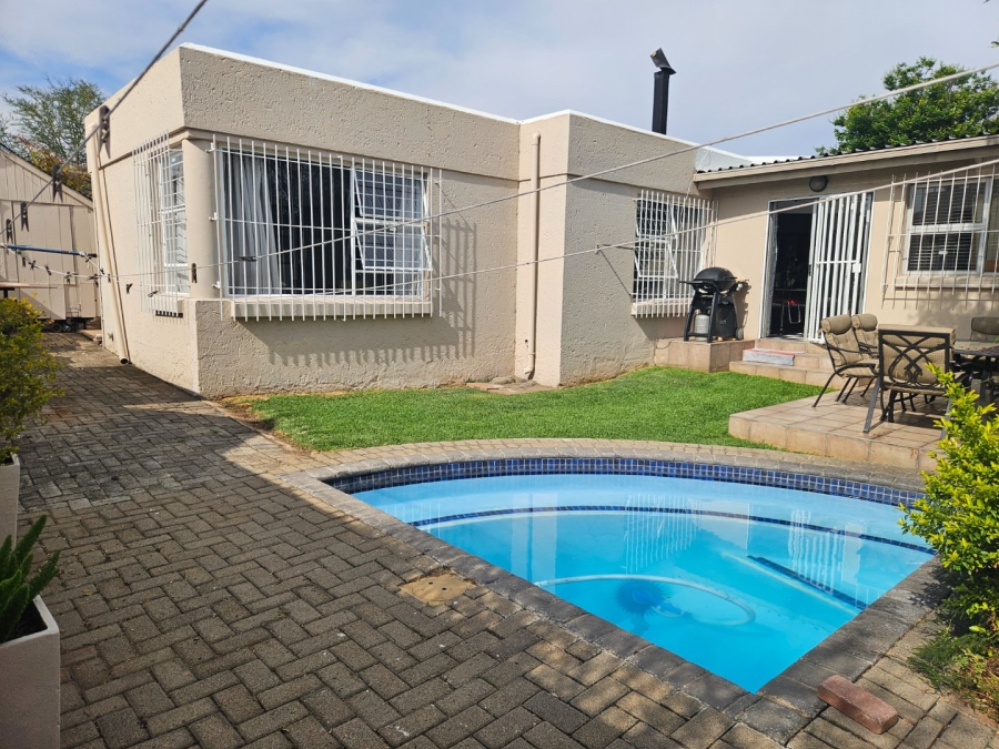 3 Bedroom Property for Sale in Bromhof Gauteng