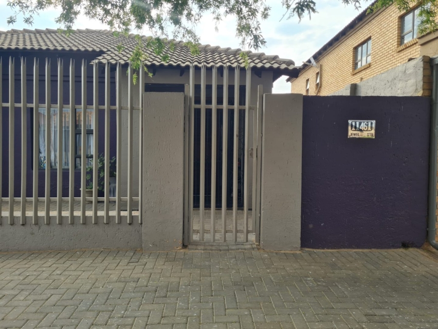 To Let 4 Bedroom Property for Rent in Lenasia Ext 13 Gauteng
