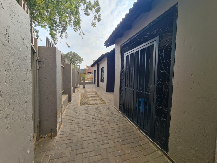 To Let 4 Bedroom Property for Rent in Lenasia Ext 13 Gauteng