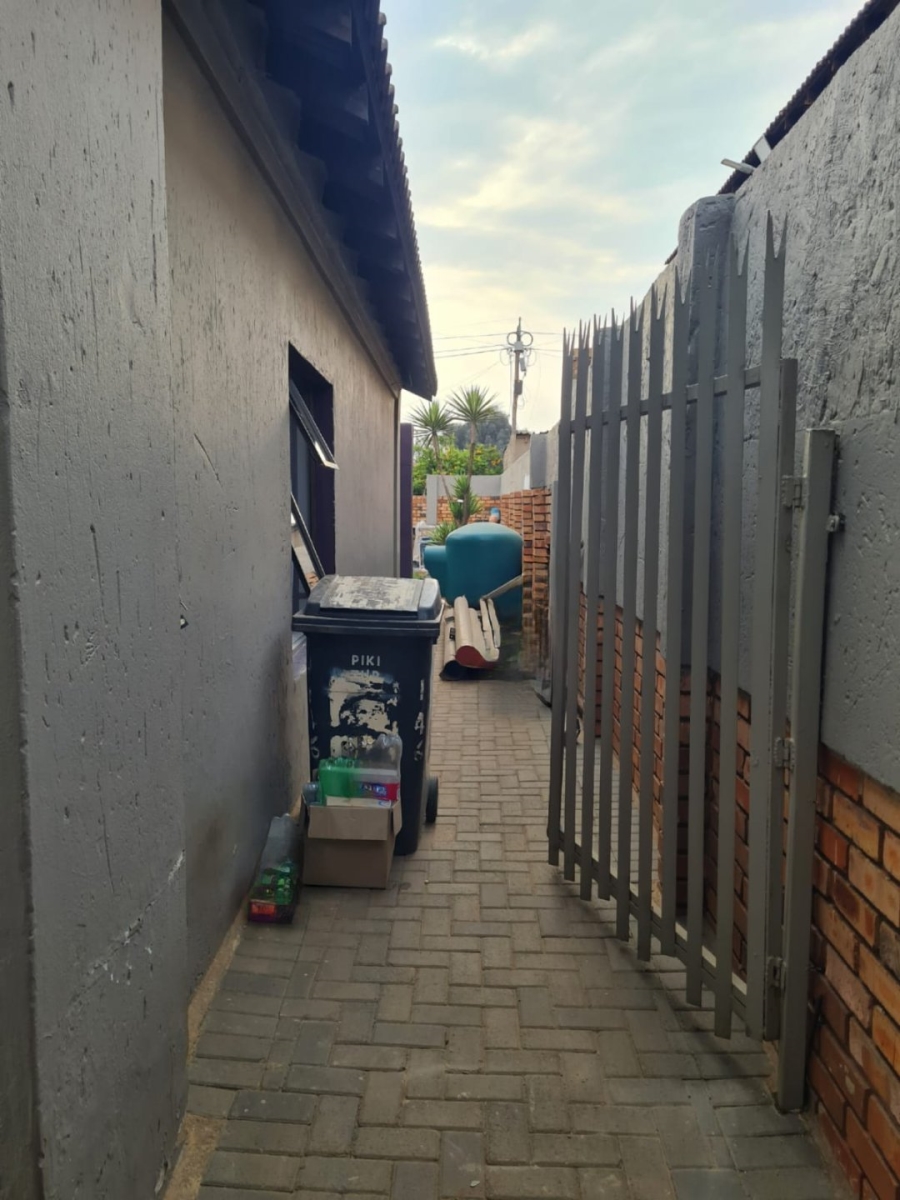 To Let 4 Bedroom Property for Rent in Lenasia Ext 13 Gauteng
