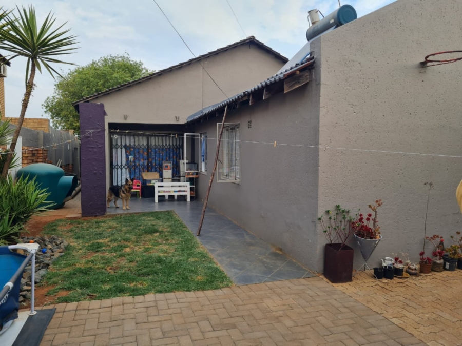 To Let 4 Bedroom Property for Rent in Lenasia Ext 13 Gauteng