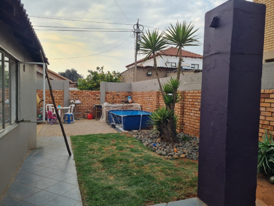 To Let 4 Bedroom Property for Rent in Lenasia Ext 13 Gauteng