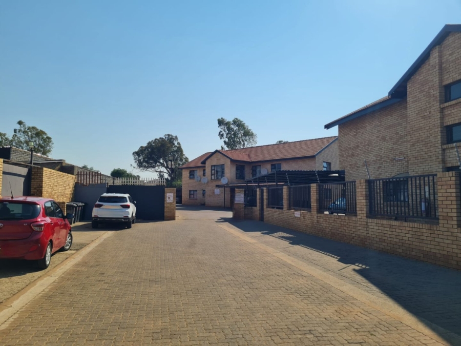 To Let 3 Bedroom Property for Rent in Lenasia Ext 13 Gauteng