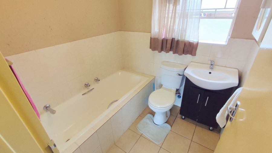 2 Bedroom Property for Sale in Heuwelsig Estate Gauteng
