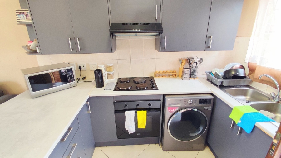 2 Bedroom Property for Sale in Heuwelsig Estate Gauteng