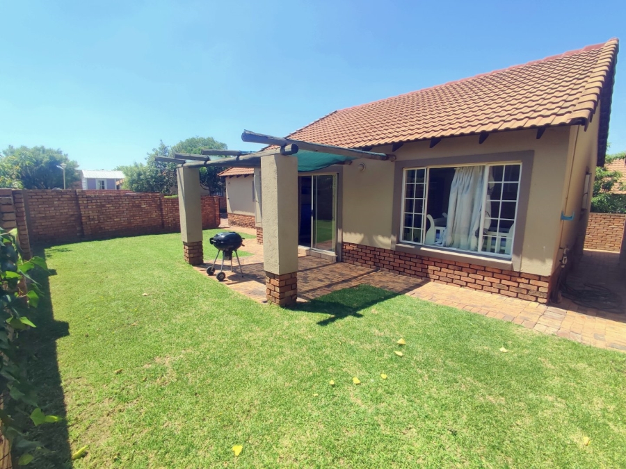 2 Bedroom Property for Sale in Rooihuiskraal North Gauteng