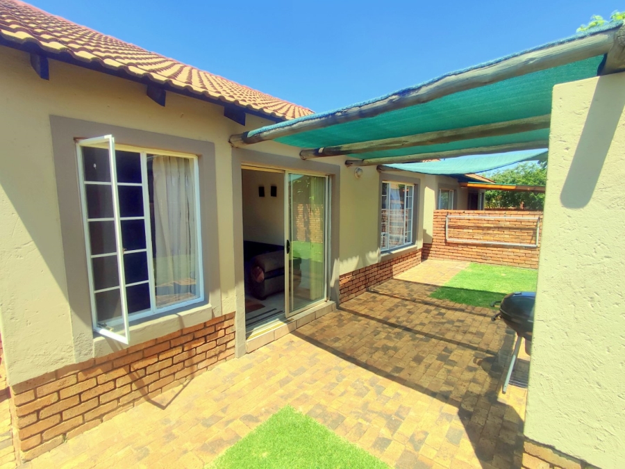 2 Bedroom Property for Sale in Rooihuiskraal North Gauteng
