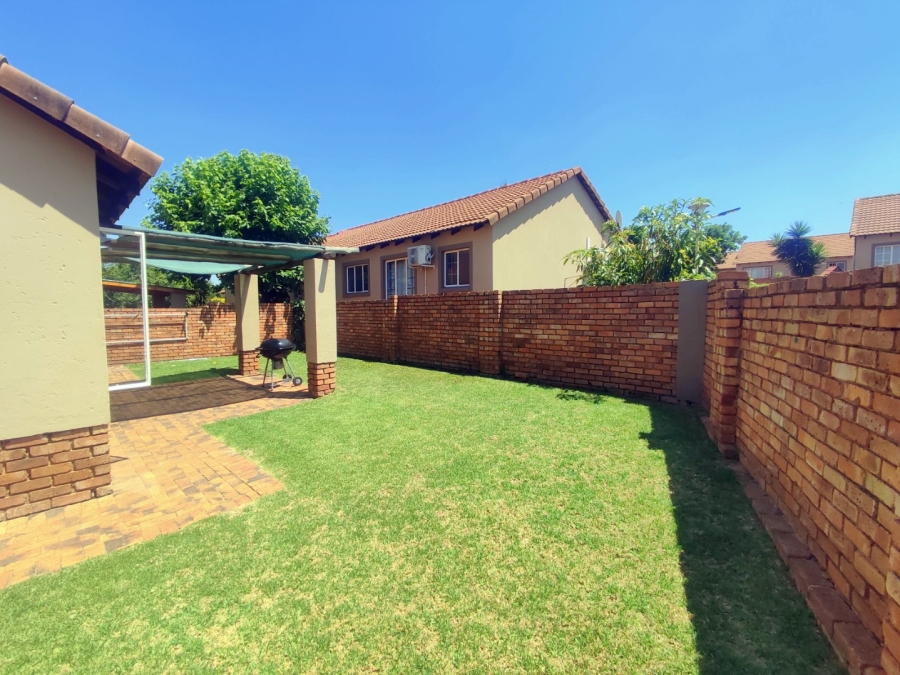2 Bedroom Property for Sale in Rooihuiskraal North Gauteng