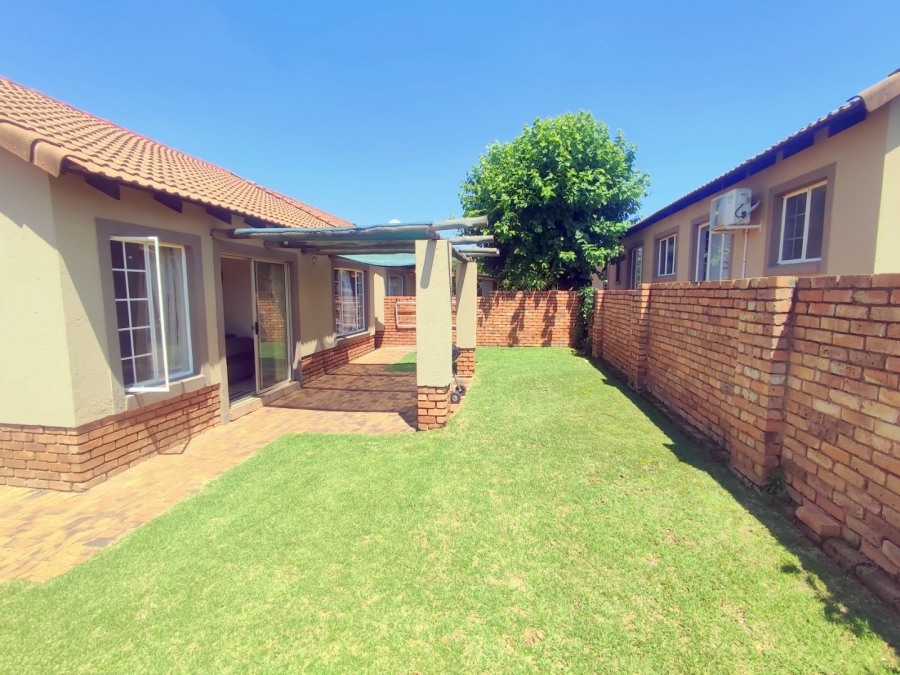 2 Bedroom Property for Sale in Rooihuiskraal North Gauteng
