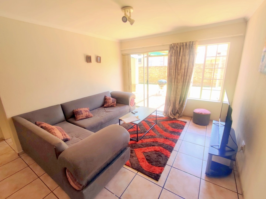 2 Bedroom Property for Sale in Rooihuiskraal North Gauteng