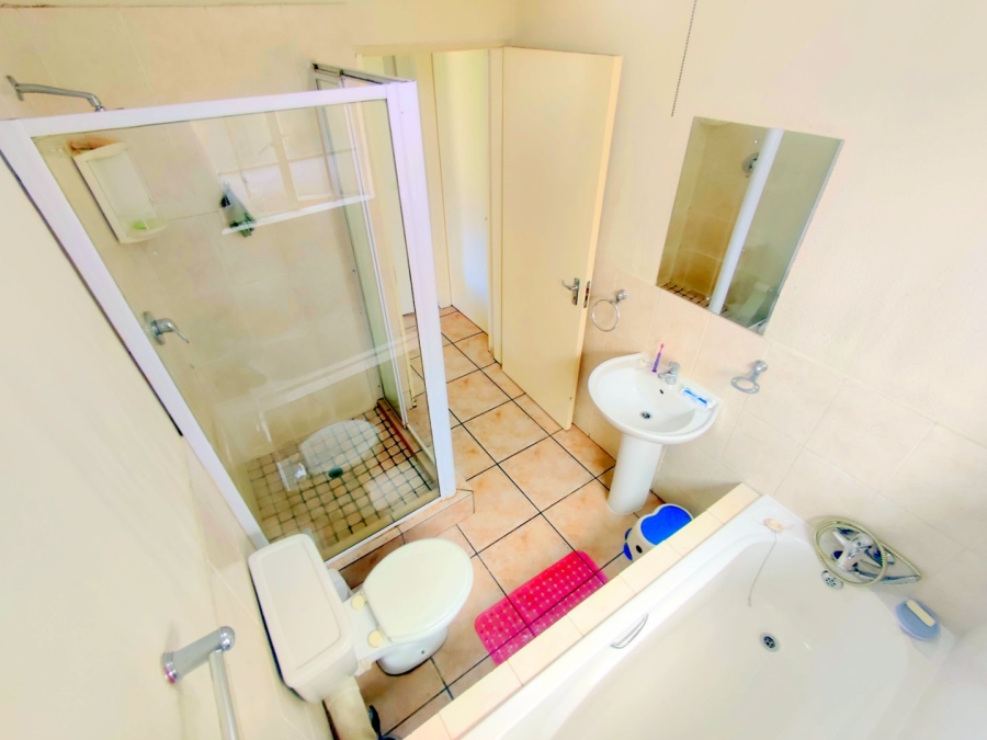 2 Bedroom Property for Sale in Rooihuiskraal North Gauteng