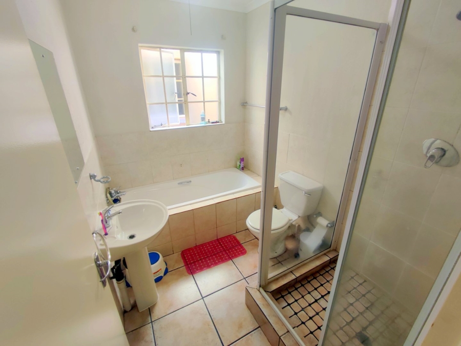 2 Bedroom Property for Sale in Rooihuiskraal North Gauteng