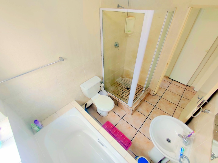 2 Bedroom Property for Sale in Rooihuiskraal North Gauteng