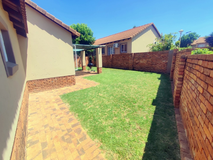 2 Bedroom Property for Sale in Rooihuiskraal North Gauteng