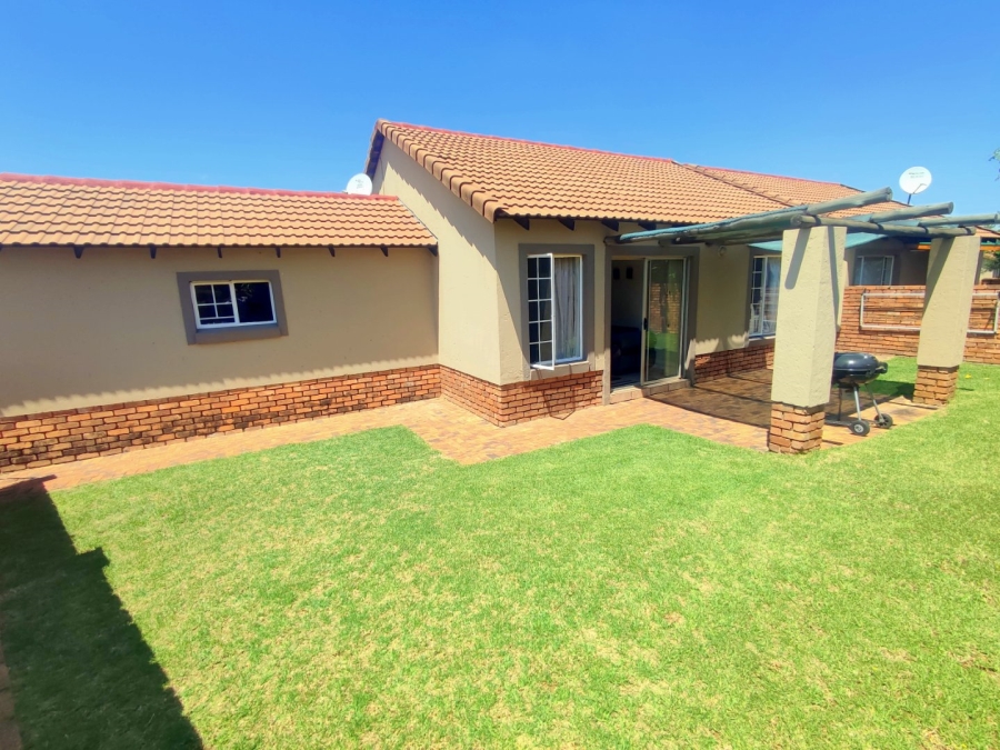 2 Bedroom Property for Sale in Rooihuiskraal North Gauteng