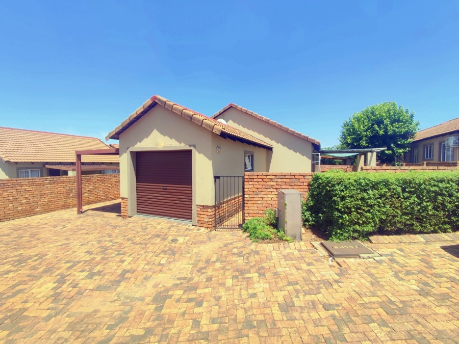 2 Bedroom Property for Sale in Rooihuiskraal North Gauteng