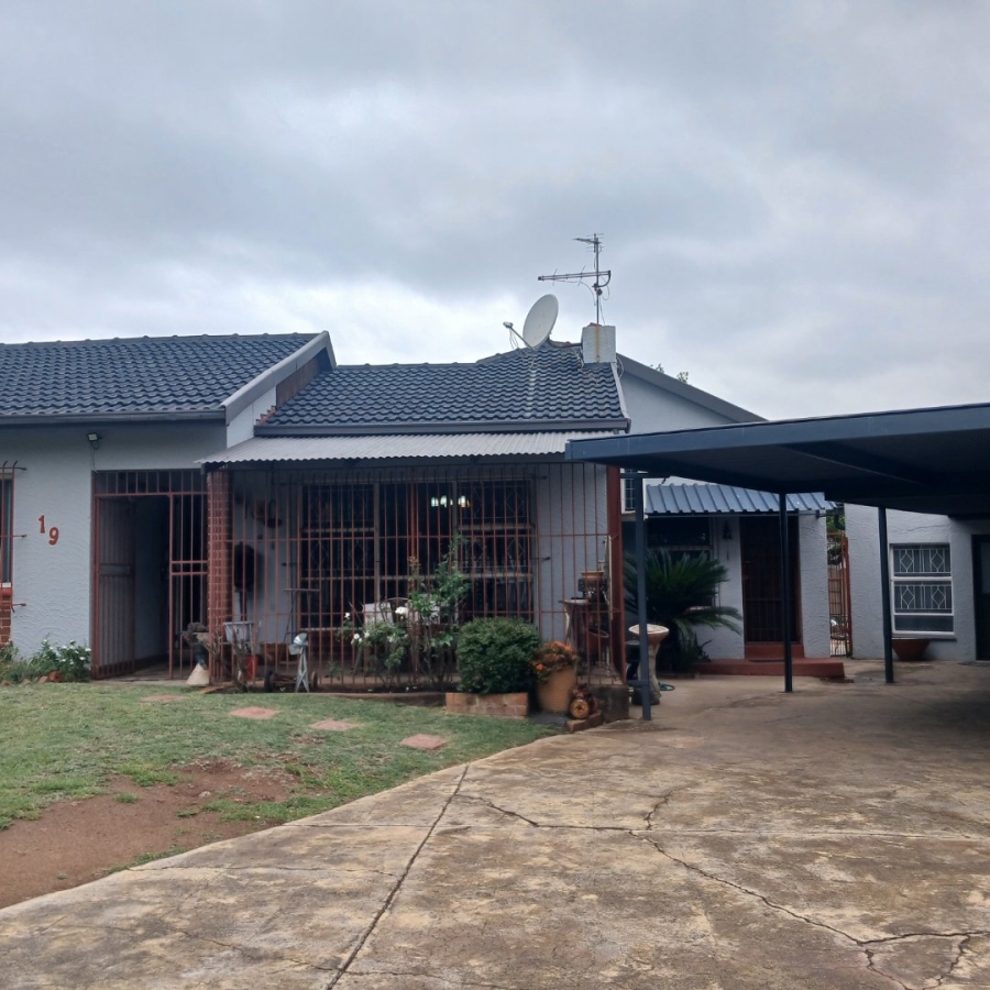 5 Bedroom Property for Sale in Elspark Gauteng