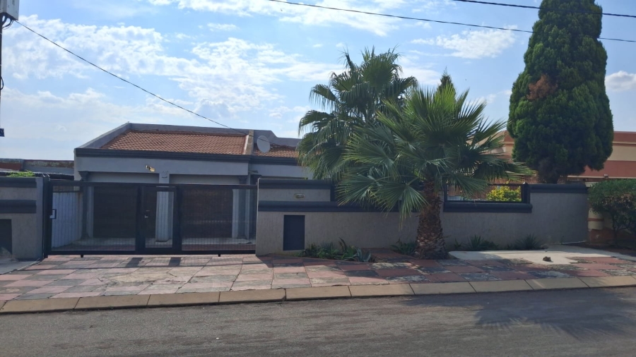 5 Bedroom Property for Sale in Soshanguve M Gauteng