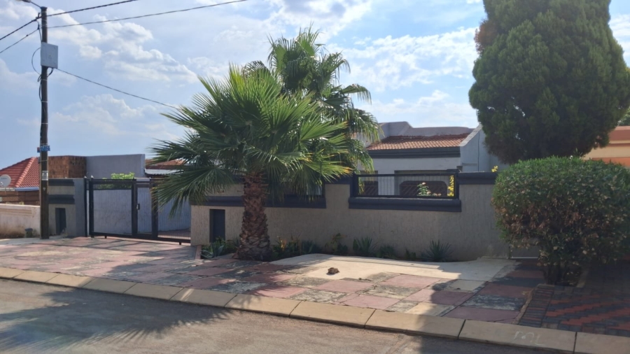 5 Bedroom Property for Sale in Soshanguve M Gauteng