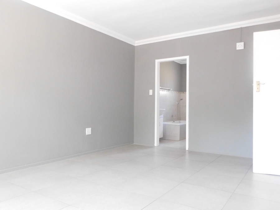 To Let 4 Bedroom Property for Rent in Morehill Gauteng