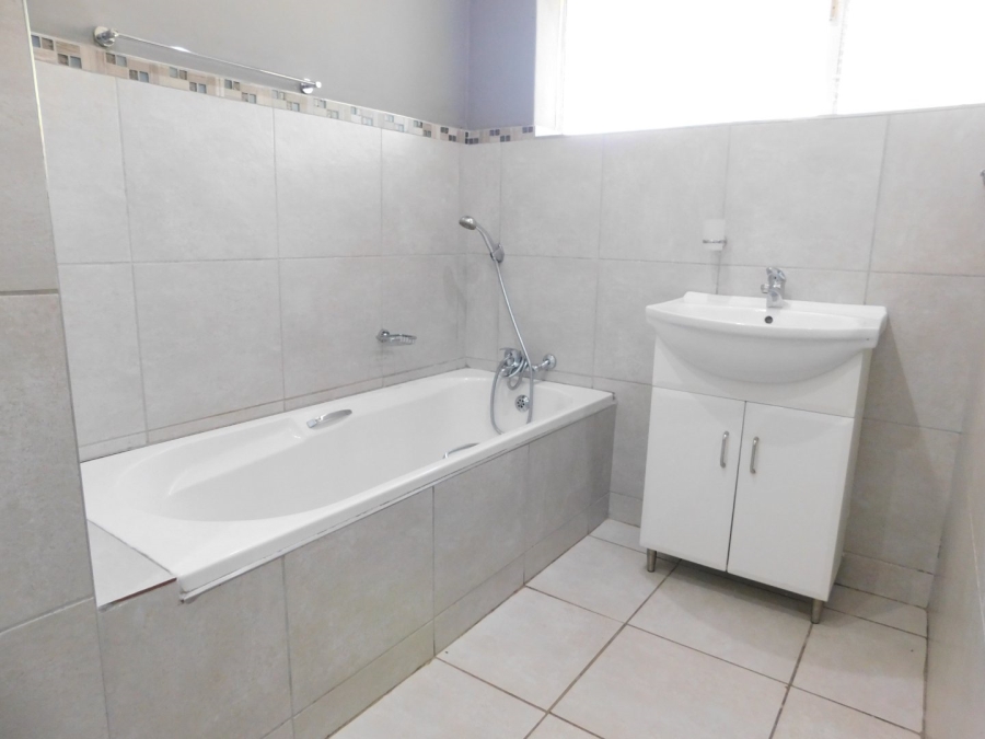 To Let 4 Bedroom Property for Rent in Morehill Gauteng