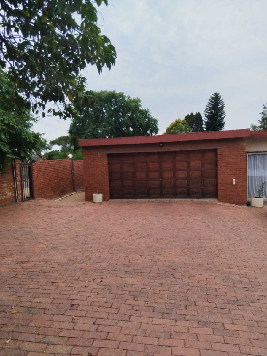 5 Bedroom Property for Sale in Constantia Park Gauteng