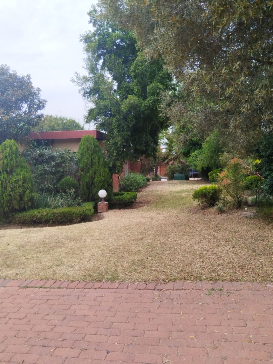 5 Bedroom Property for Sale in Constantia Park Gauteng