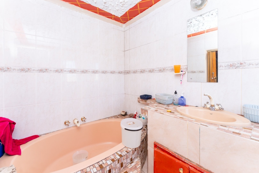 4 Bedroom Property for Sale in Zakariyya Park Gauteng