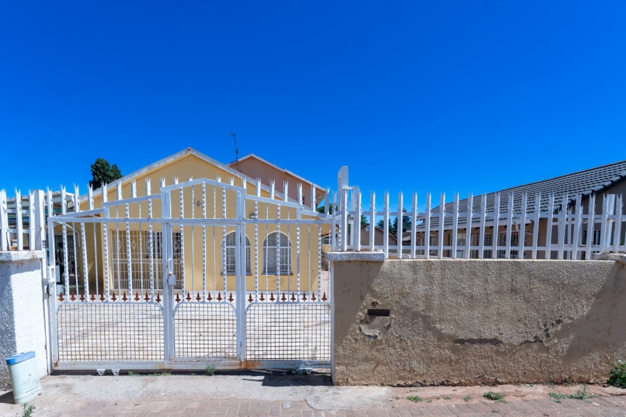 4 Bedroom Property for Sale in Zakariyya Park Gauteng