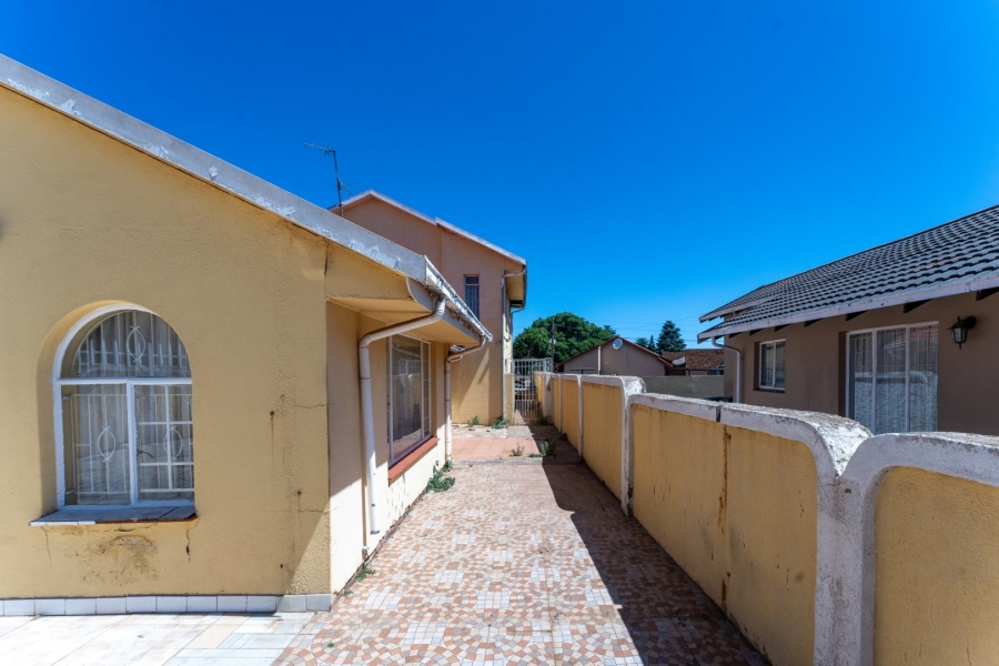 4 Bedroom Property for Sale in Zakariyya Park Gauteng