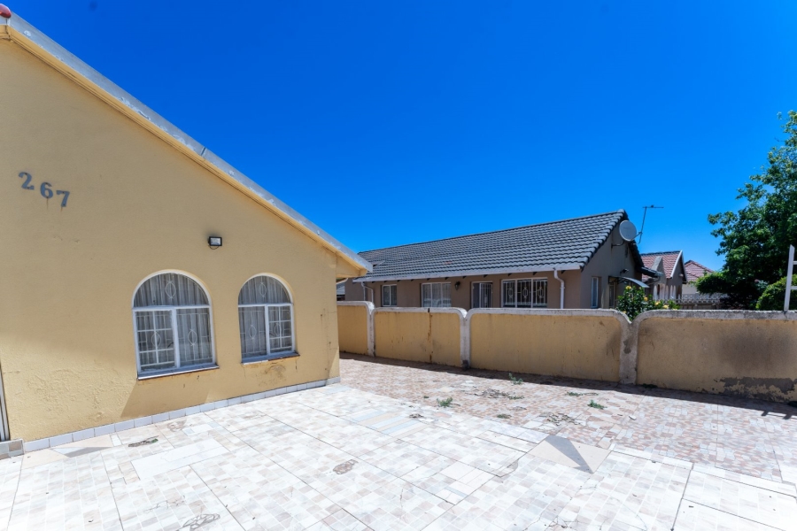 4 Bedroom Property for Sale in Zakariyya Park Gauteng