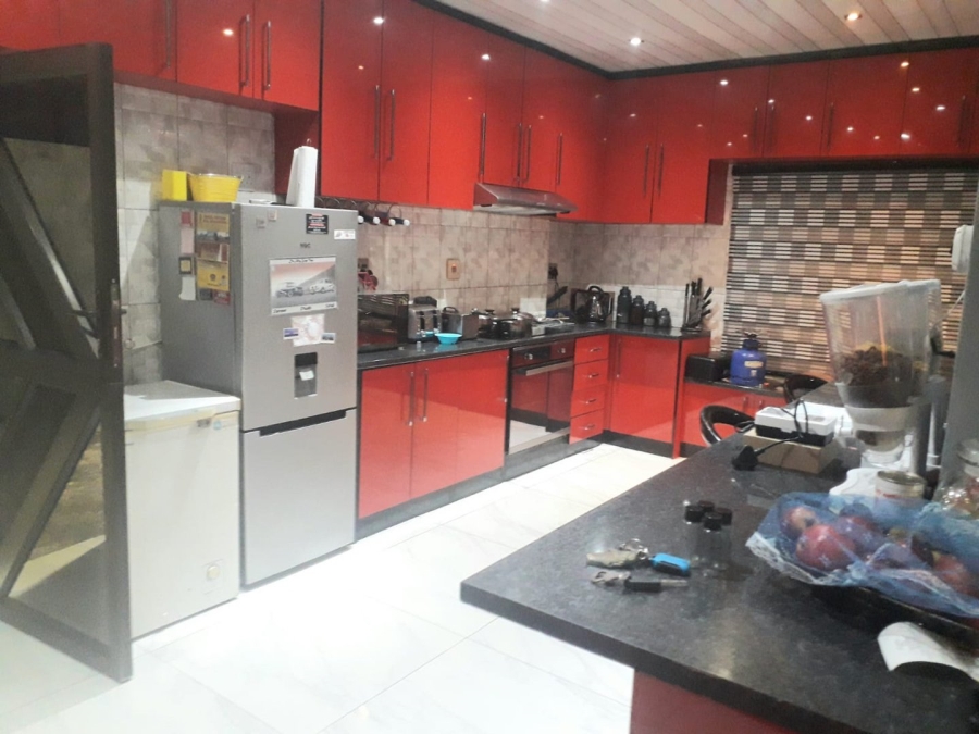 6 Bedroom Property for Sale in Lenasia Ext 1 Gauteng