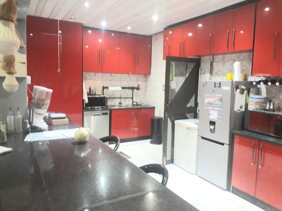 6 Bedroom Property for Sale in Lenasia Ext 1 Gauteng