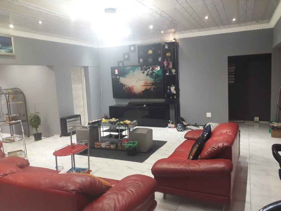 6 Bedroom Property for Sale in Lenasia Ext 1 Gauteng