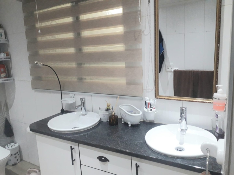 6 Bedroom Property for Sale in Lenasia Ext 1 Gauteng