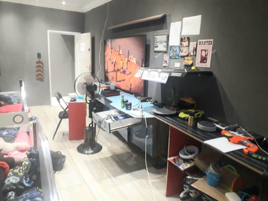 6 Bedroom Property for Sale in Lenasia Ext 1 Gauteng
