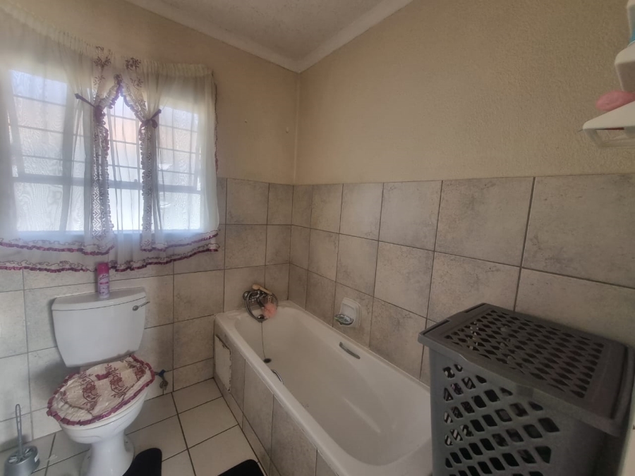 2 Bedroom Property for Sale in Linmeyer Gauteng