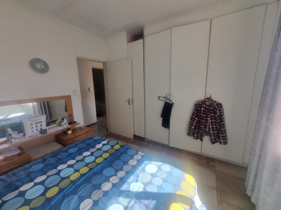 2 Bedroom Property for Sale in Linmeyer Gauteng