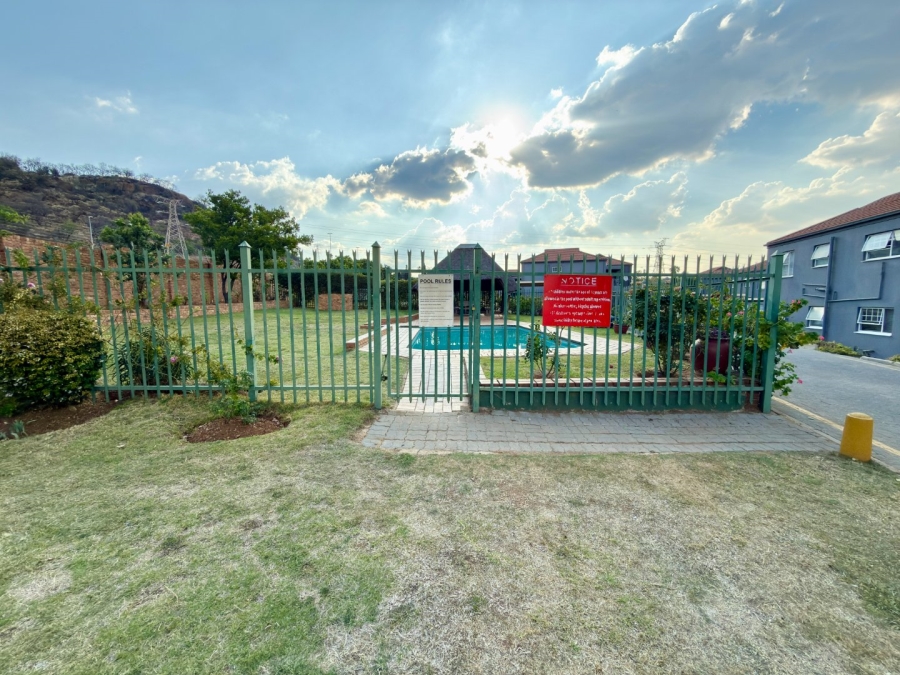 2 Bedroom Property for Sale in Linmeyer Gauteng