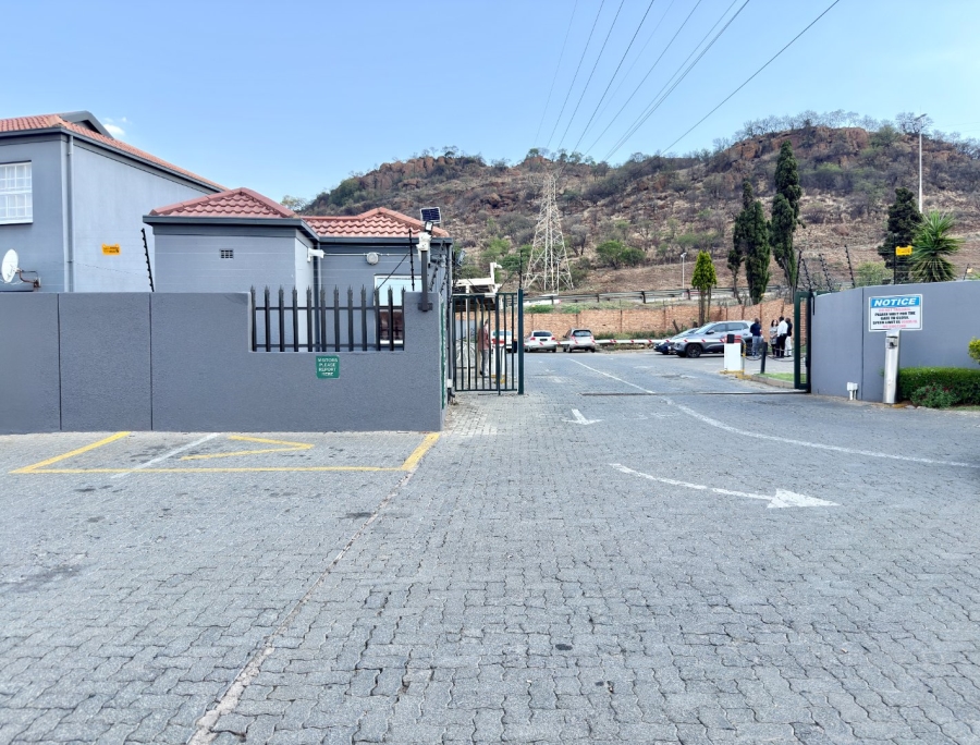 2 Bedroom Property for Sale in Linmeyer Gauteng