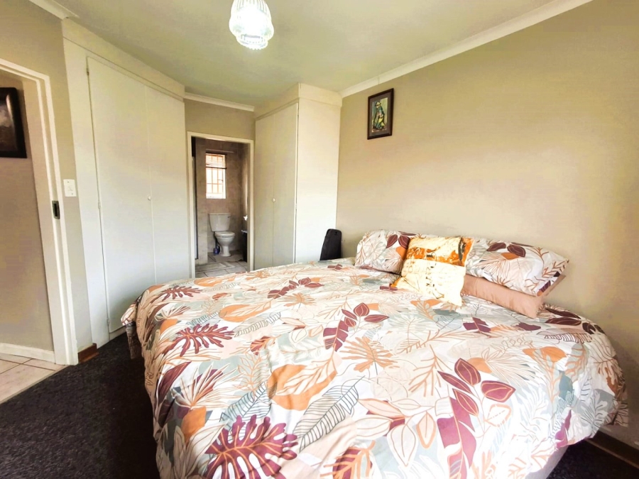 2 Bedroom Property for Sale in Rooihuiskraal North Gauteng