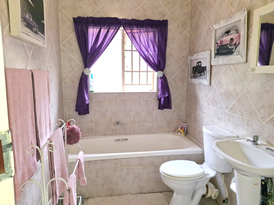 2 Bedroom Property for Sale in Rooihuiskraal North Gauteng