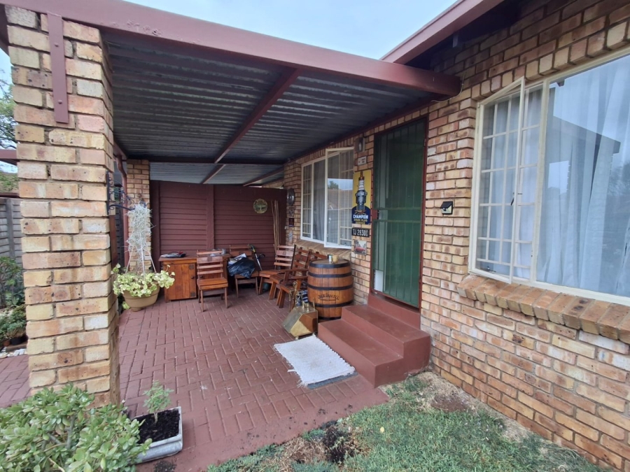 2 Bedroom Property for Sale in Rooihuiskraal North Gauteng